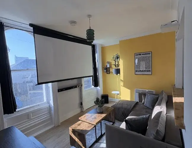 Central Seaside Apartment With Home Cinema